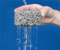 porositeit van betontegels beoordelen voor benodigde hoeveelheid impregneer om betontegels waterafstotend te maken